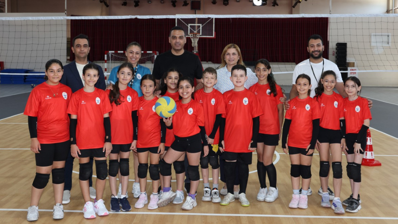 Çiğli Atatürk Spor Salonu yenilenen zeminiyle hizmete açıldı