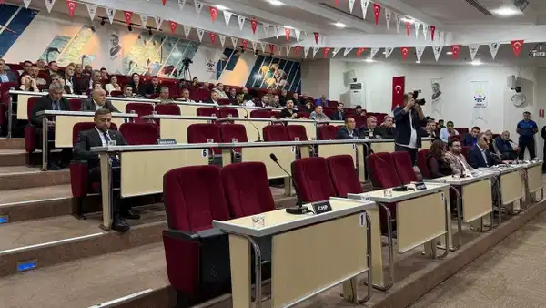 Çiğli Belediye Meclisi'nde çoğunluk sağlanamadı: oturum ertelendi