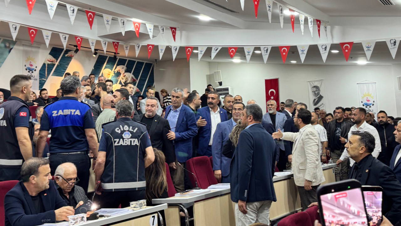 Çiğli Meclisi'nde AKP'ye Geçen Başkan Protesto Edildi