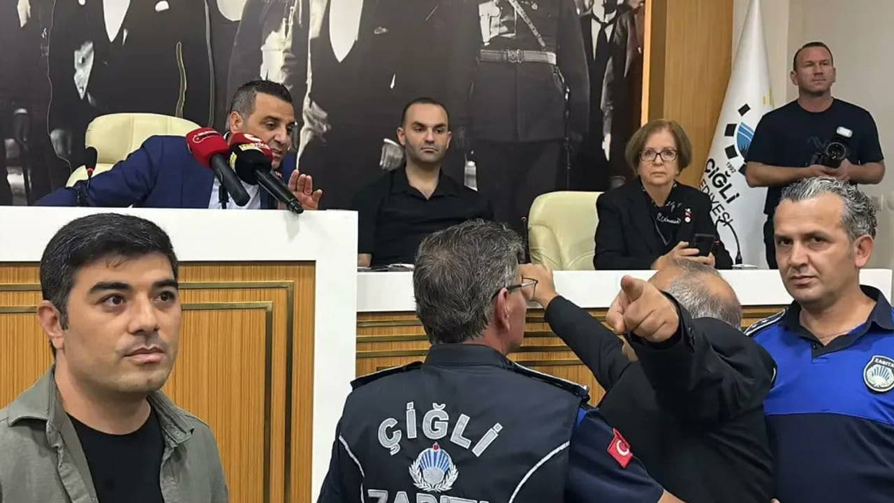 Çiğli Meclisi'nde AKP'ye Geçen Başkana Su Şişesi Protestosu