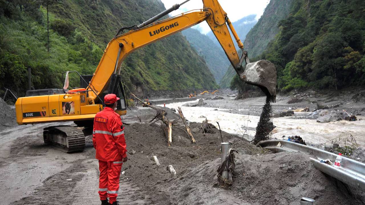 Çin-Nepal Sınırında Yeni Tehlike: Buzul Gölü Taşmaya Başladı