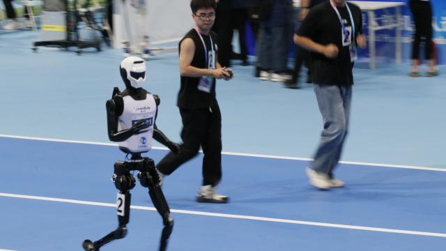 Çinli İnsansı Robot Lightning, 100 Metreyi Usain Bolt'tan Hızlı Koştu