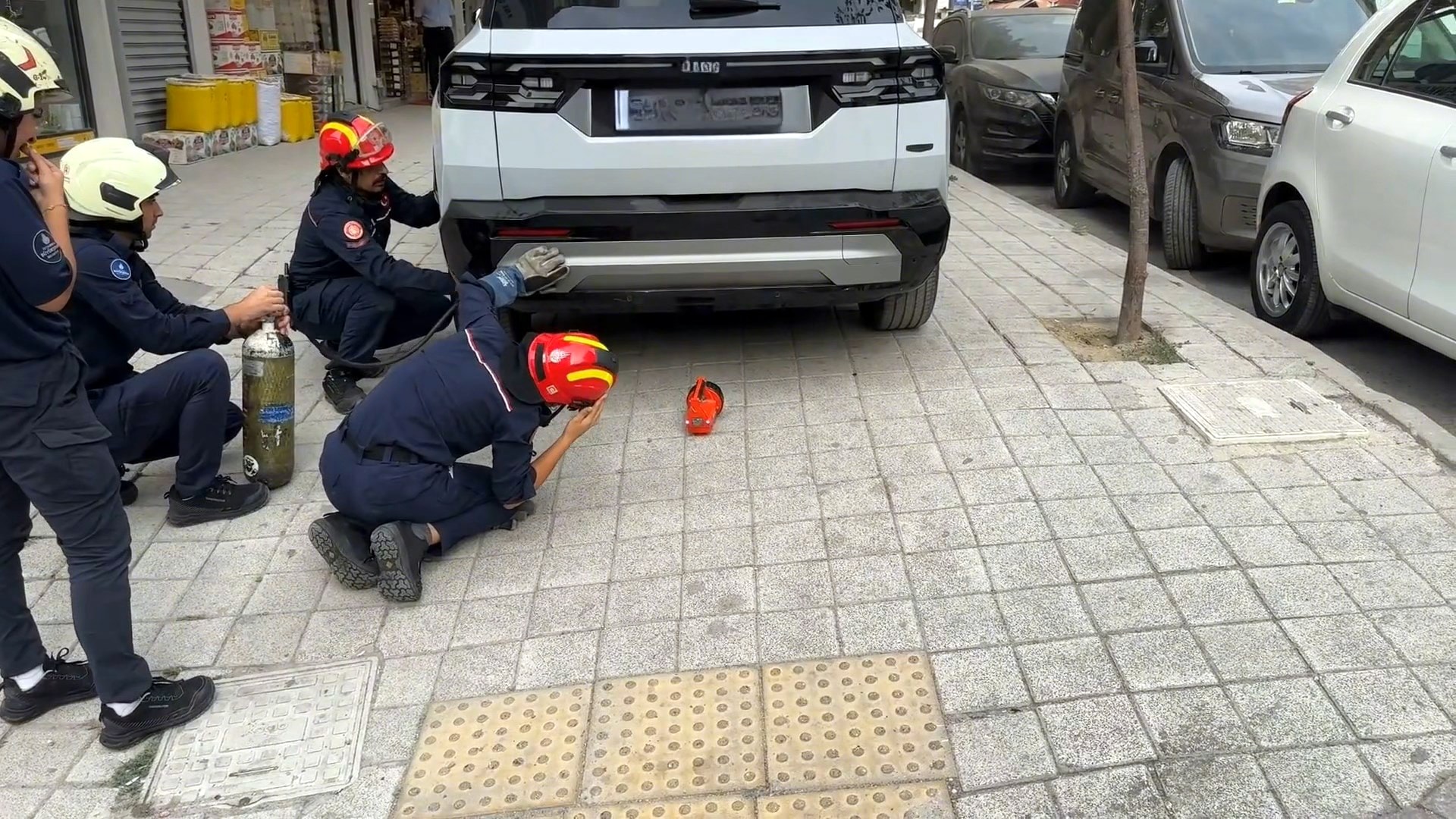 Cipin arkasına sıkışan kedi itfaiye tarafından kurtarıldı