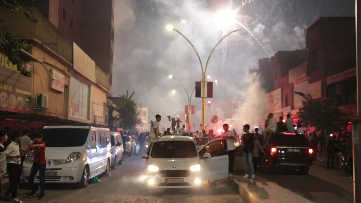 Cizre'de Amedspor Kutlamaları Sırasında Yangın Çıktı