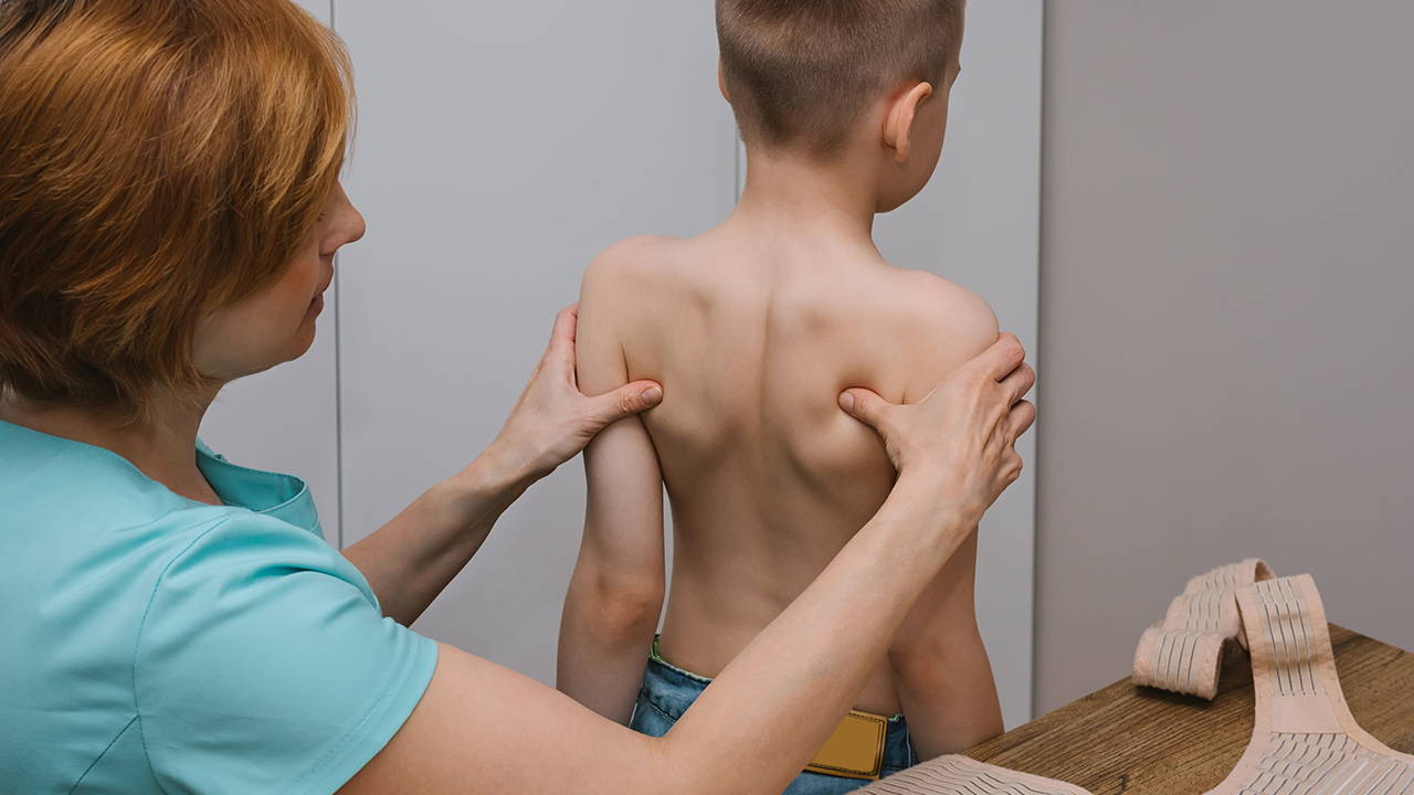 Uzmanı Uyardı: Çocuklarda Skolyoz Tehlikesi Ekran Bağımlılığıyla Artıyor
