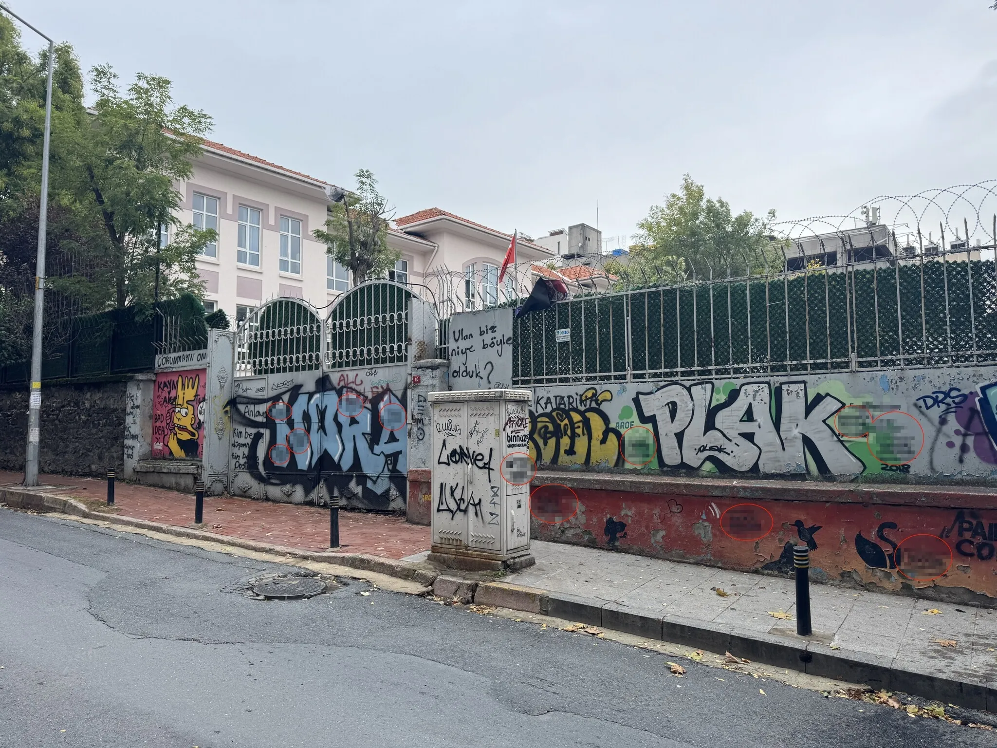 Çocukların okul yolunda sanal kumar tuzağı! Duvarları reklamlarla doldurdular