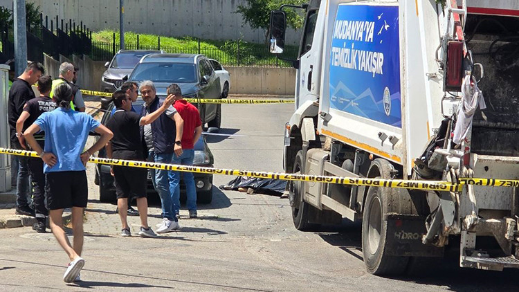 Çöp Kamyonunun Altında Kalan Yaşlı Adam Hayatını Kaybetti
