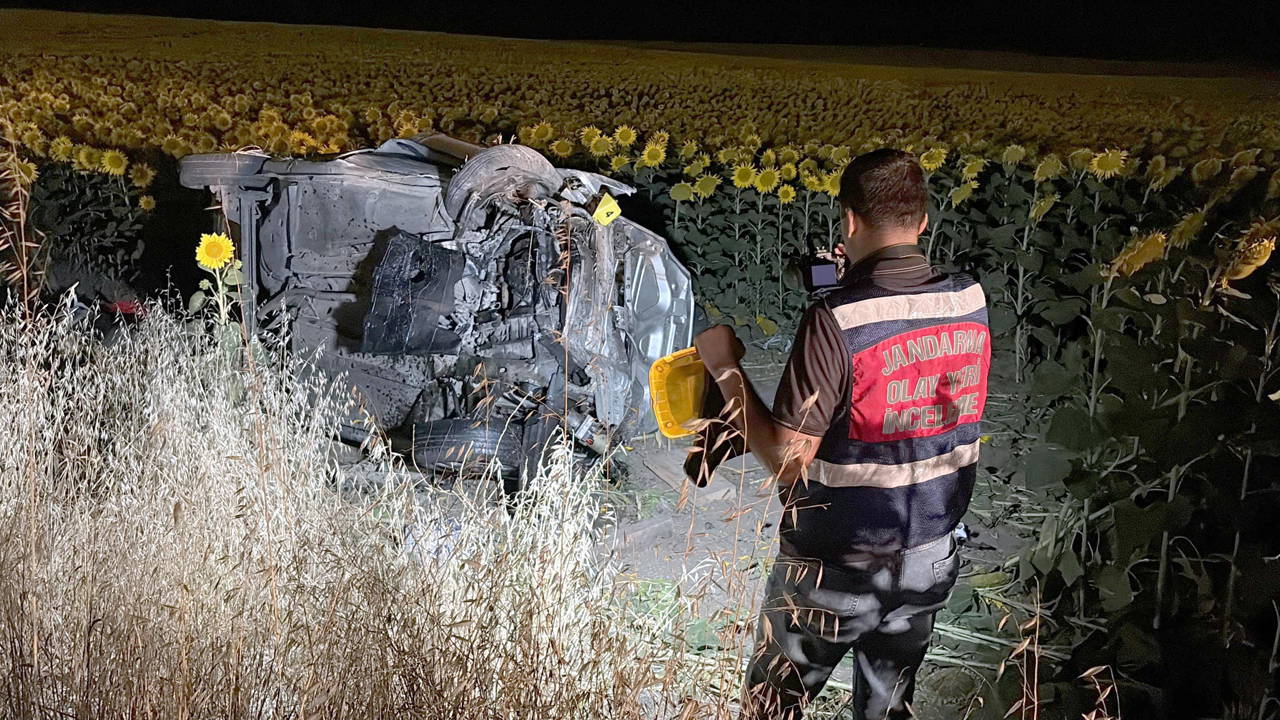 Çorlu'da otomobil ayçiçeği tarlasına devrildi: 5 yaralı