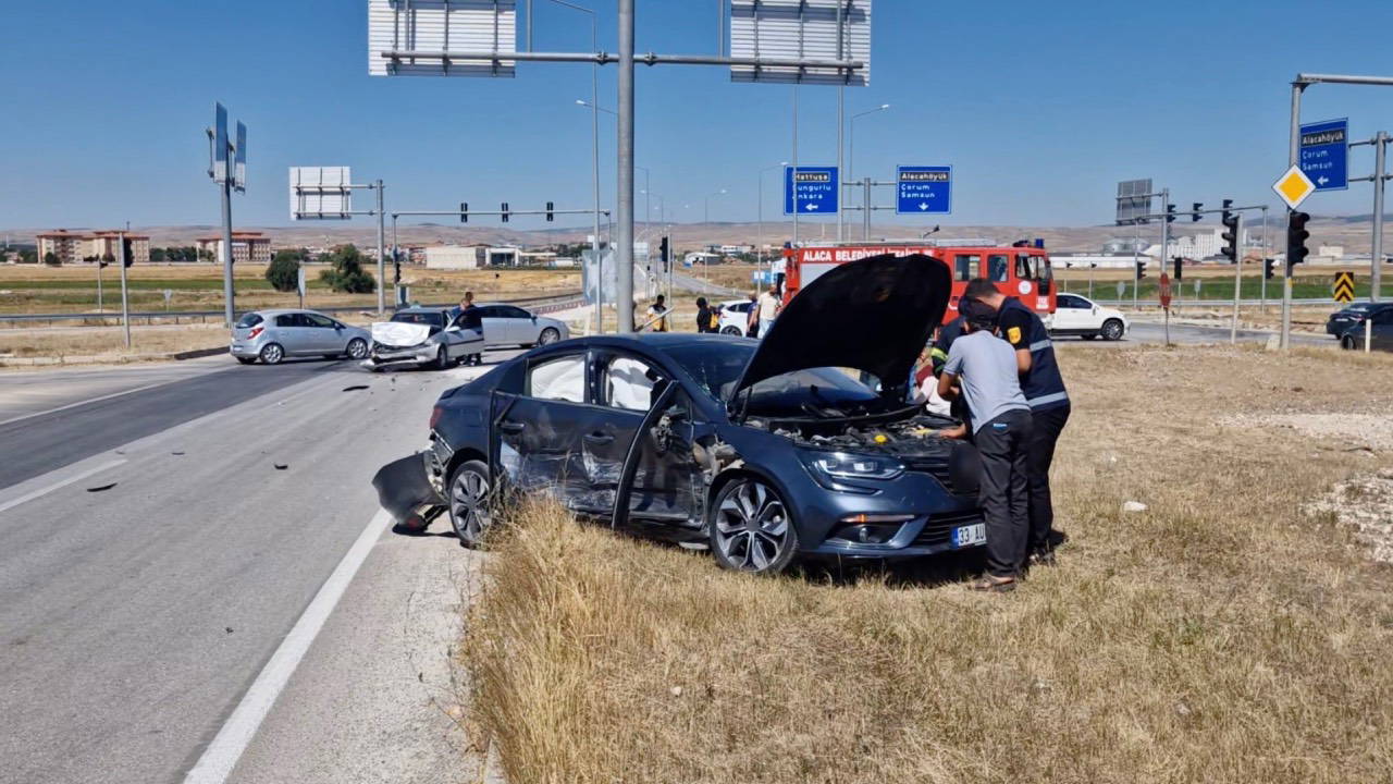 Çorum Alaca'da kavşakta korkutan kaza: 5 yaralı