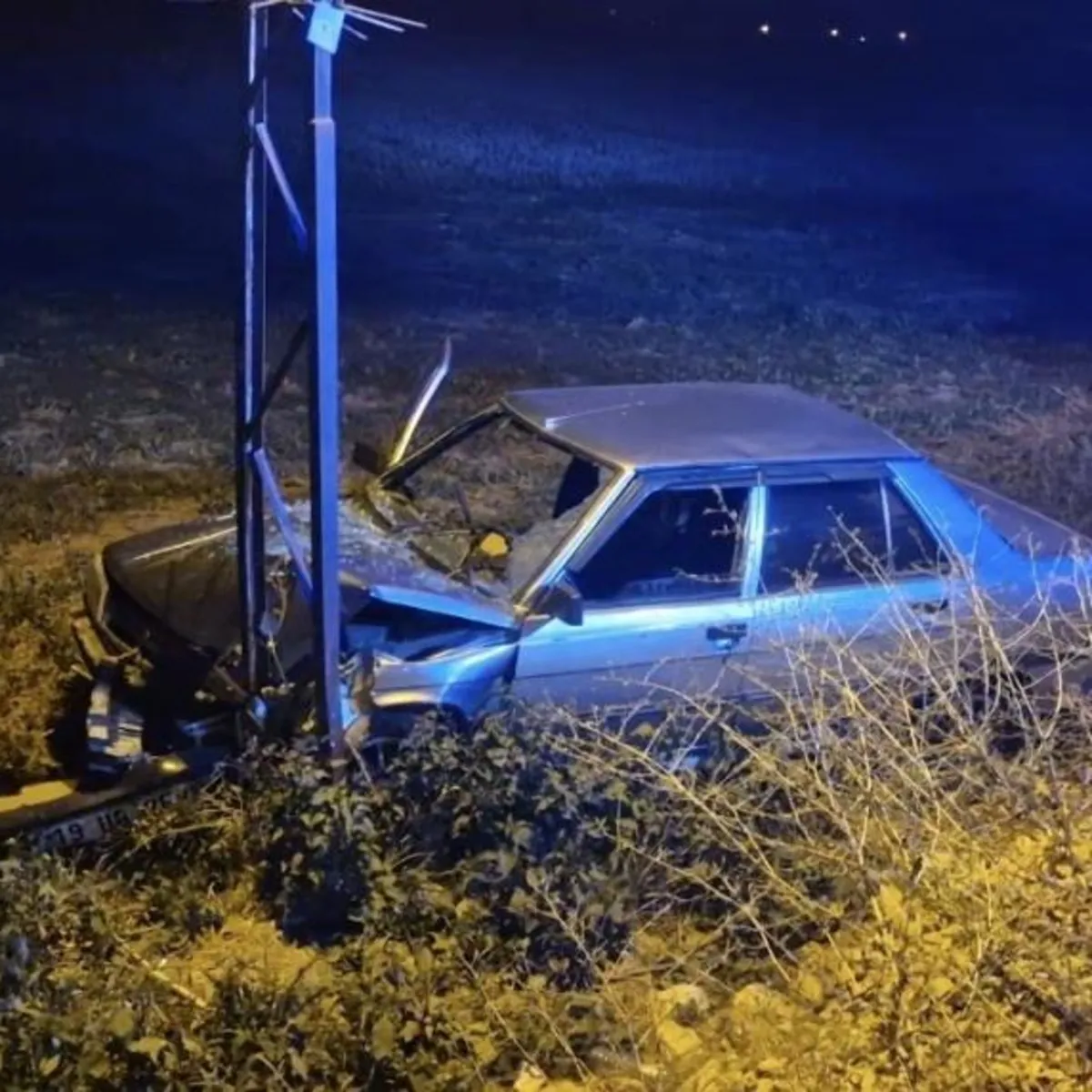 Çorum'da Alkolü Sürücü Tarlaya Uçtu: Elektrik Direğine Çarptı