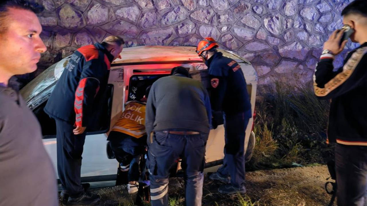 Çorum'da Hafif Ticari Araç İstinat Duvarından Düştü: 2 Yaralı