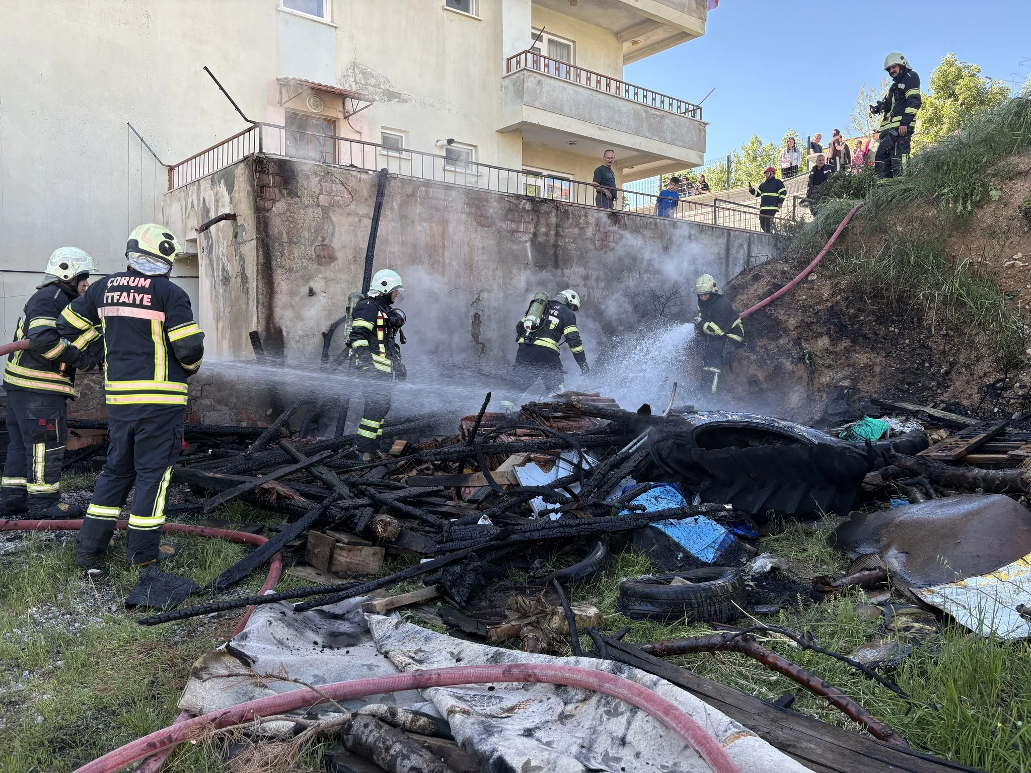 Çorum'da tandırlıkta yangın paniği: Kül yığınına döndü