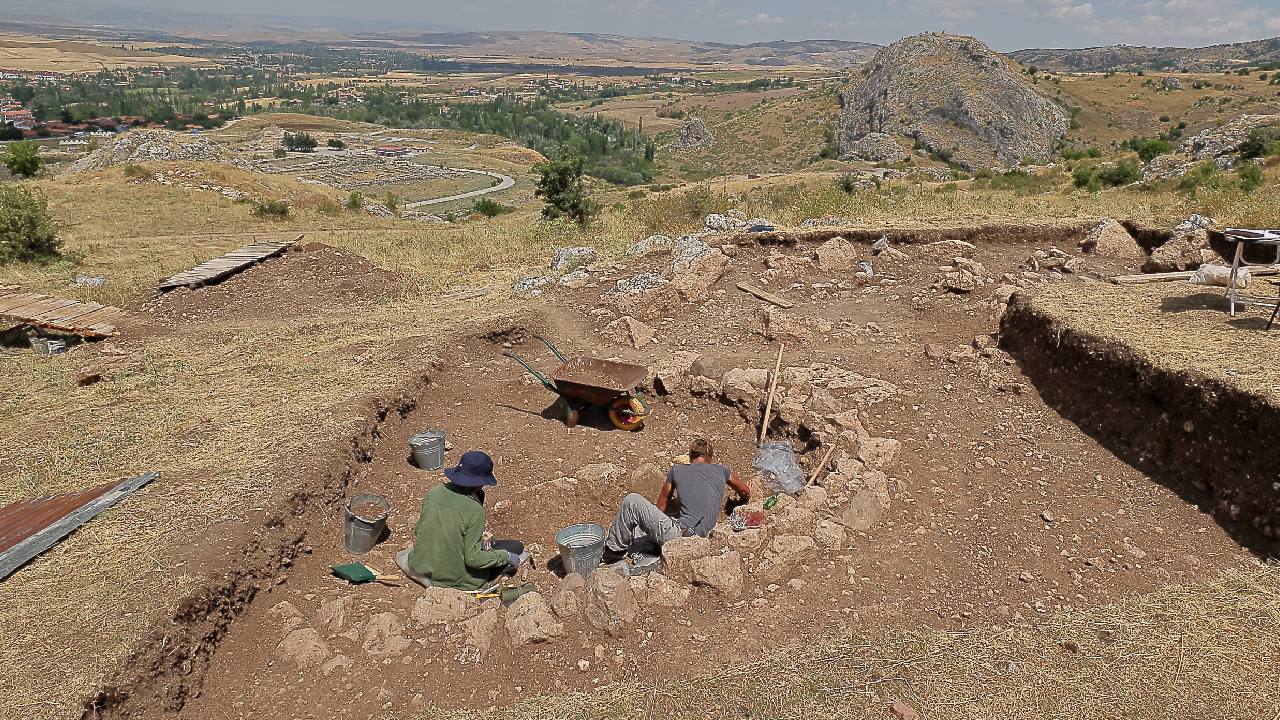Çorum'da 2 Bin 300 Yıllık Mezarlar Bulundu: 'Şimdiye Dek En İyisini Bulduk