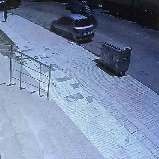 Çorum'da Akıl Almaz Kaza: Park Halindeki Araca Çarpıp Devrildi