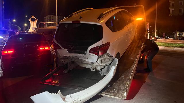 Çorum'da Otomobil Park Halindeki Araca Çarptı: 4 Yaralı, İkisi Polis