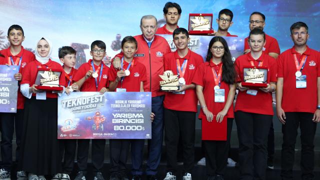 Çorumlu Öğrenciler TEKNOFEST 2026 Ödülünü Cumhurbaşkanı Erdoğan'dan Aldı
