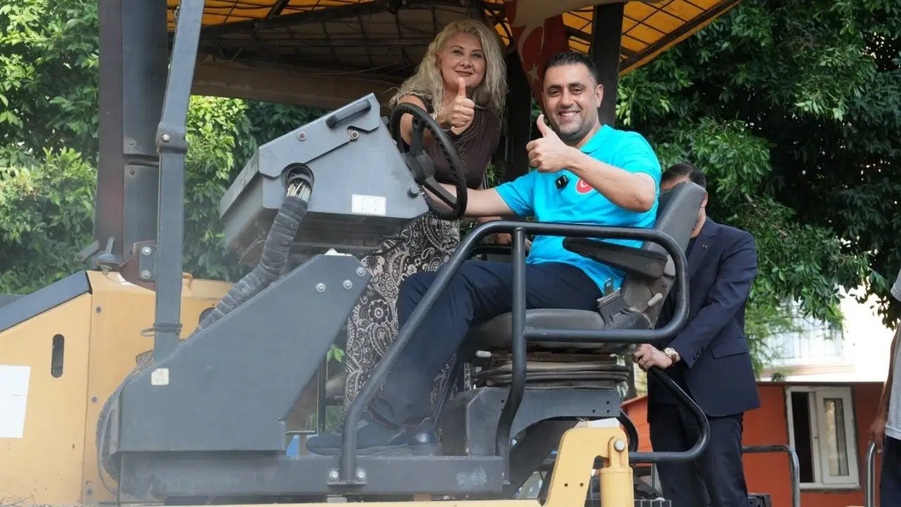 Çukurova Belediye Başkanı Kozay, asfalt çalışmalarını denetledi