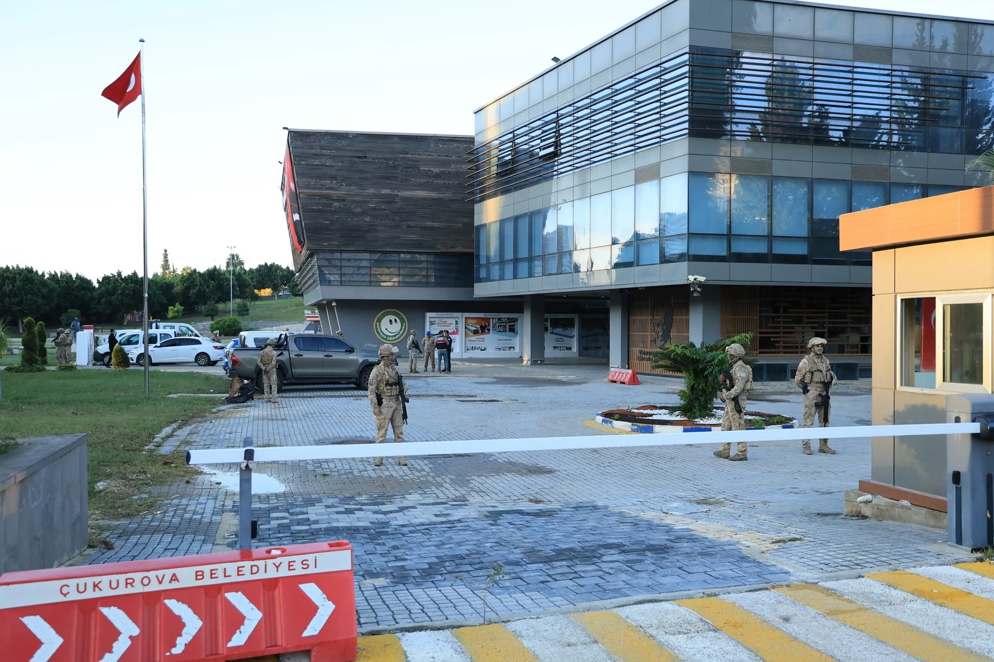 Çukurova Belediyesi'ne rüşvet operasyonu: Başkan Kozay gözaltında