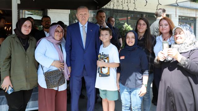 Cumhurbaşkanı Erdoğan, Çengelköy'de Esnaf ve Vatandaşlarla Buluştu