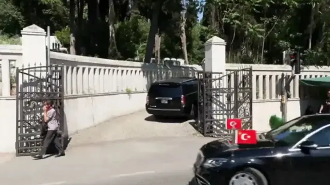 Cumhurbaşkanı Erdoğan'dan Karacaahmet'te aile kabri ziyareti