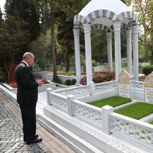 Cumhurbaşkanı Erdoğan'dan Karacaahmet'teki aile kabrine ziyaret