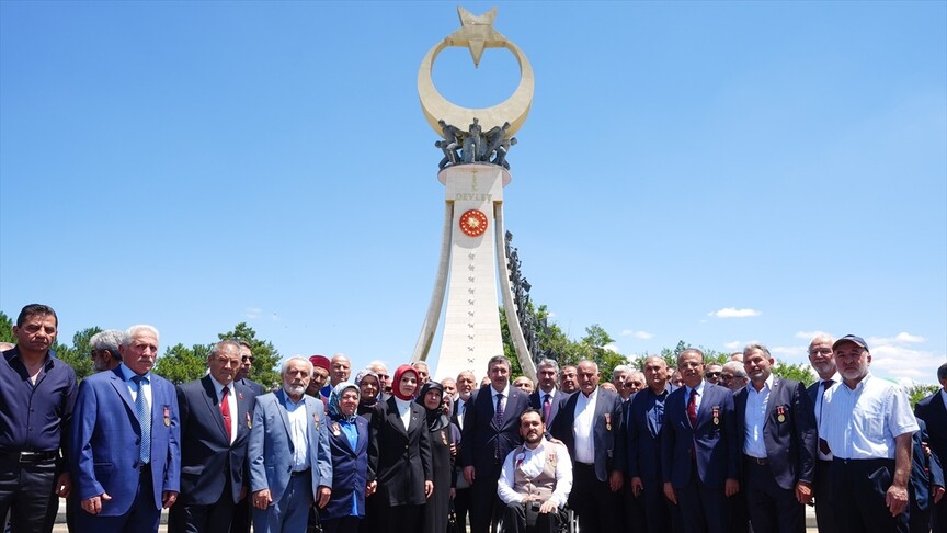 Cumhurbaşkanı Yardımcısı Yılmaz, 15 Temmuz Anıtı'nda anma törenine katıldı