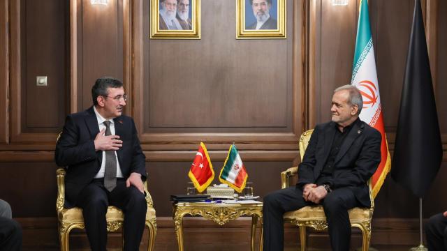Cumhurbaşkanı Yardımcısı Yılmaz, İran Cumhurbaşkanı Pezeşkiyan ile Tahran'da Görüştü