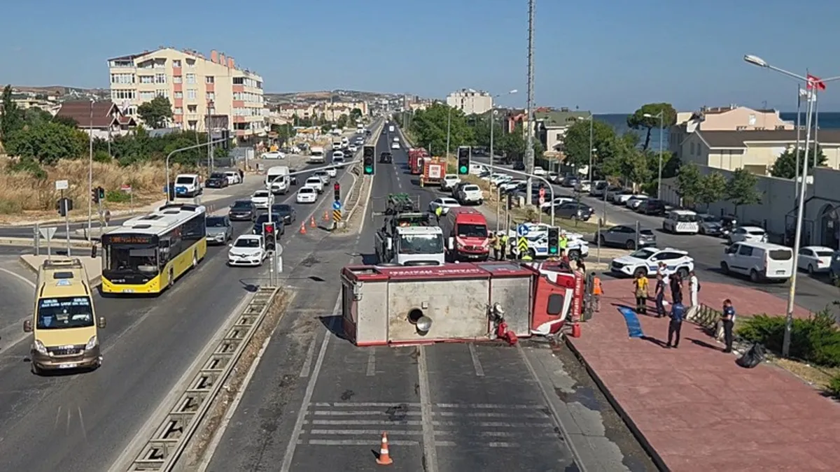D-100'de İtfaiye Aracı Devrildi: 3 Yaralı, Bölge Trafiğe Kapandı