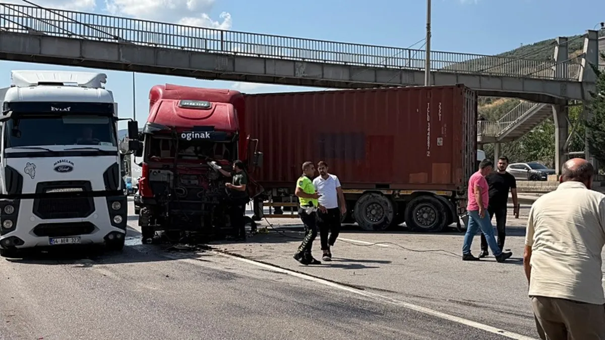 D-100'de Lastiği Patlayan Tır Karşı Şeride Uçtu: 1.5 Saat Trafik Durdu