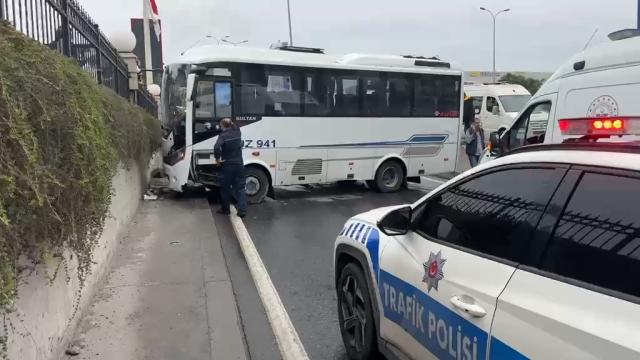 D100'de Kaza: Servis Minibüsü ile Otomobil Çarpıştı, 11 Yaralı