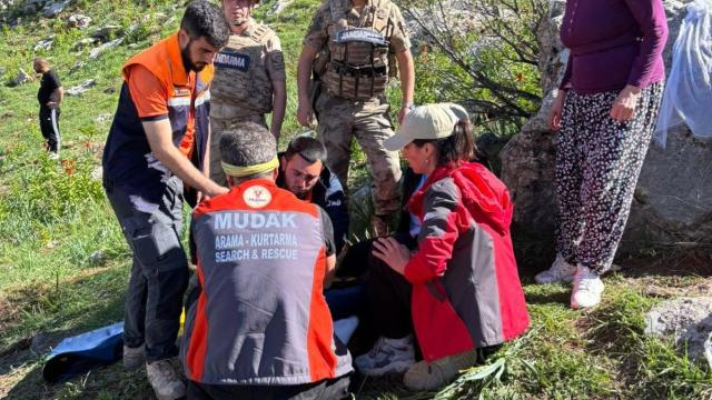 Dağda sakatlanan kadın sedyeyle 2 km taşındı