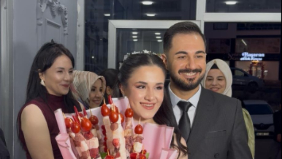 Damat ezberleri bozdu! Kız istemeye kebap buketiyle gitti
