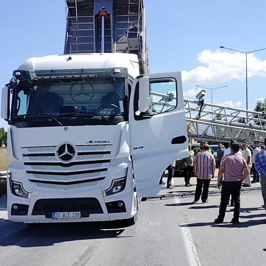 Damperi açık TIR EDS direğini devirdi