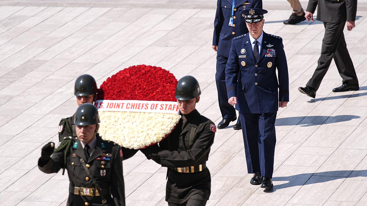 Dan Caine, NATO Zirvesi Öncesi Anıtkabir'i Ziyaret Etti