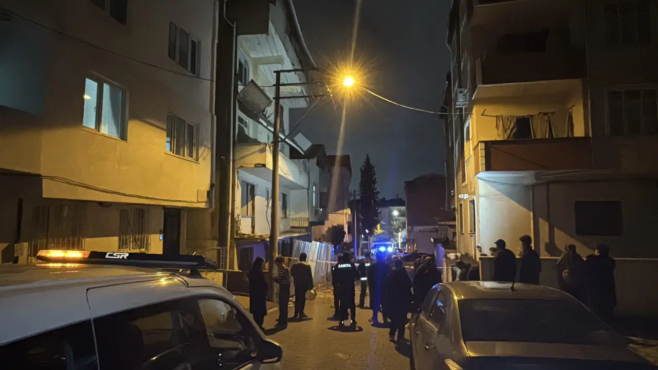 Darıca'da boş binanın balkonu çöktü: Sokak trafiğe kapatıldı