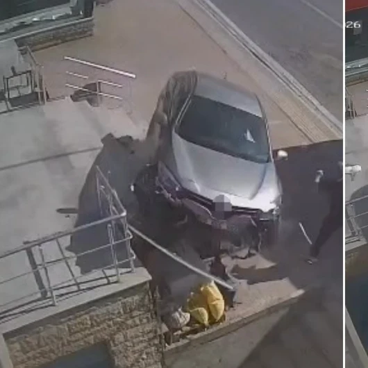 Darıca'da otomobil yayaların üzerine düştü: 2 kişi son anda kurtuldu