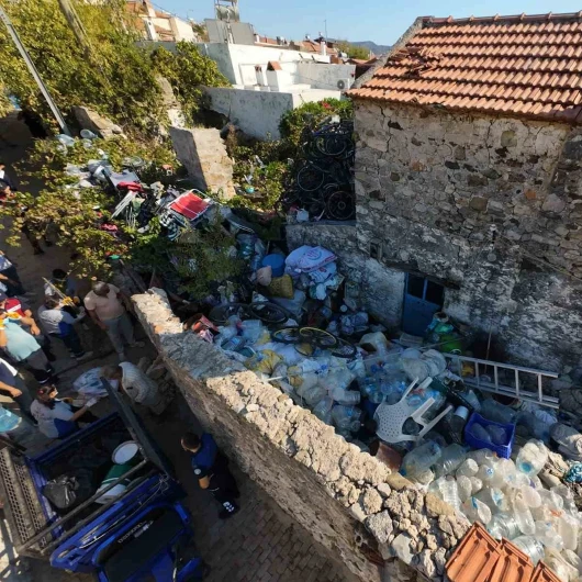 Datça'da Çöp Ev Temizliği: 5 Ton Atık Çıkarıldı