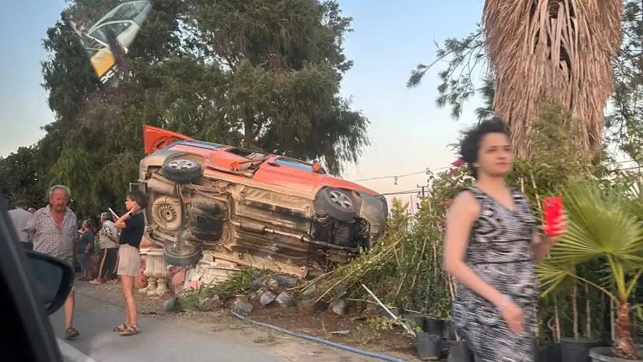 Datça'da korkutan kaza: Devrilen araç iş yerlerine metreler kala durdu