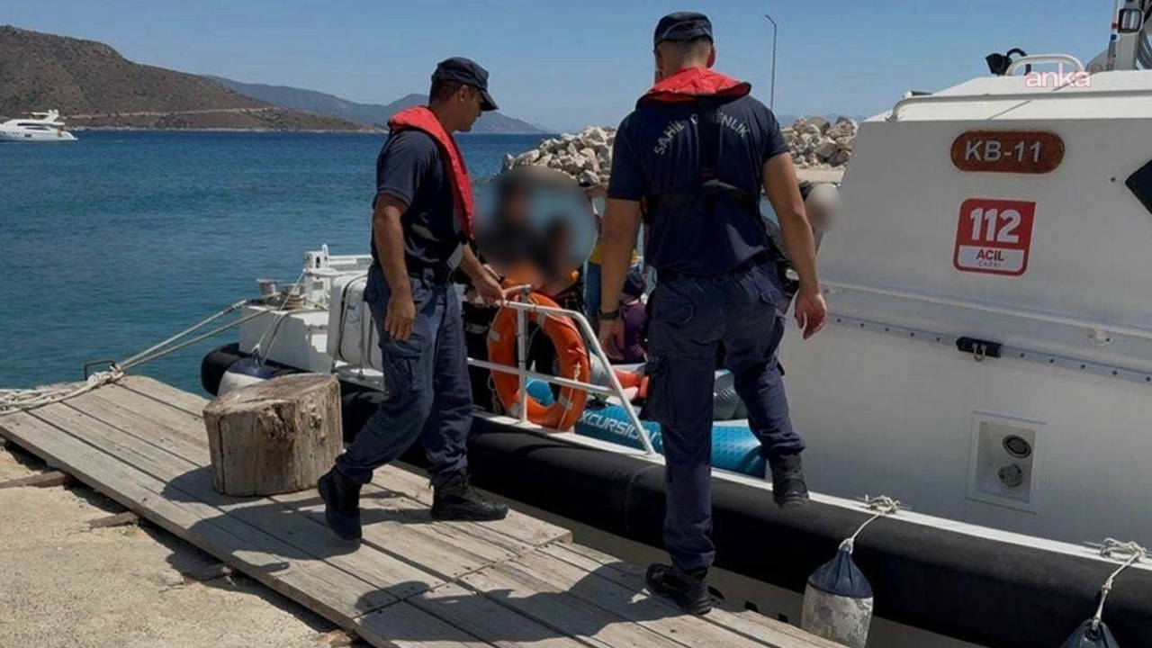 Datça'da sürüklenen bottaki 9 kişi kurtarıldı