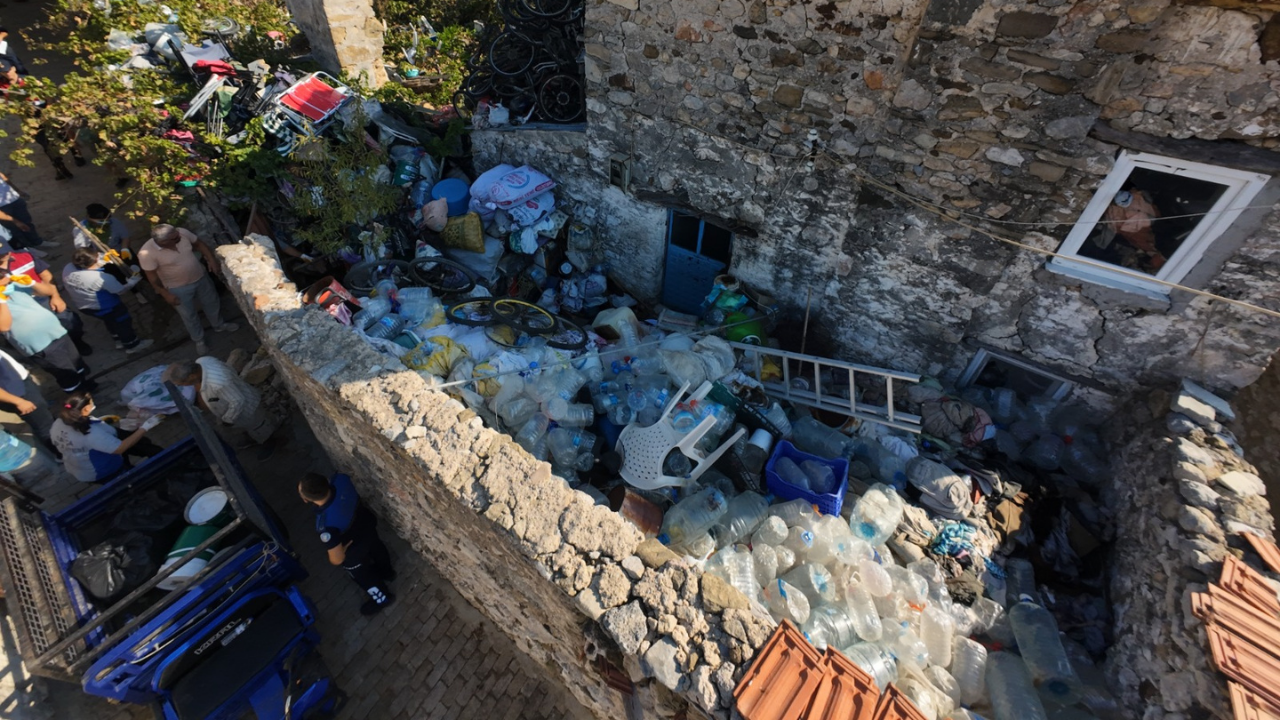 Datça'da Bir Evden 5 Ton Çöp Çıktı