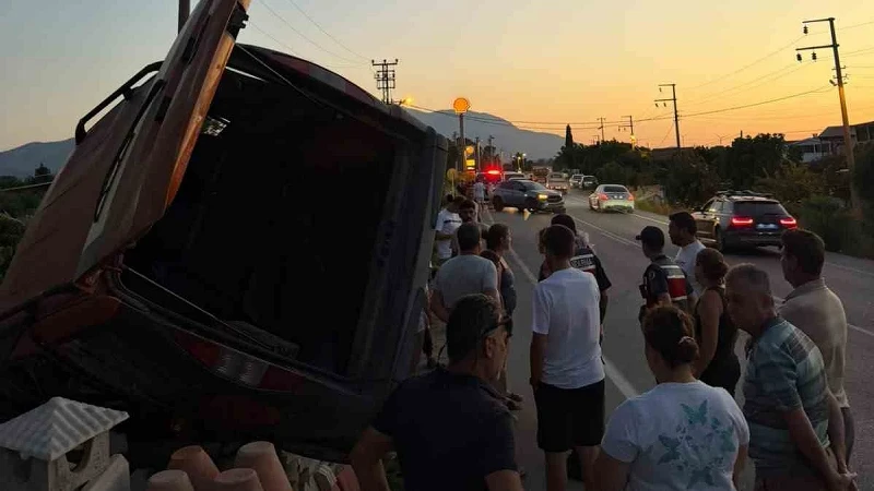 Datça'da kamyon devrildi: Faciadan dönüldü
