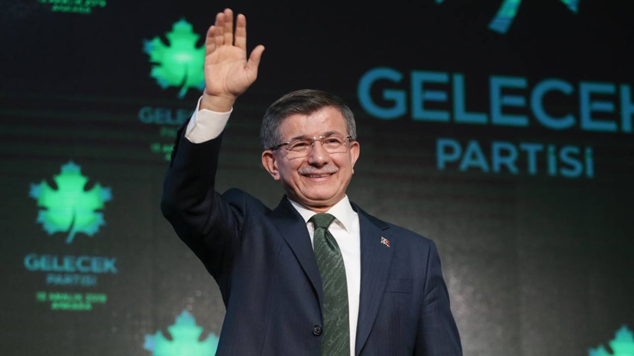 Davutoğlu'nun Gelecek Partisi'ni Feshi: Özdağ'dan Sert Suçlama