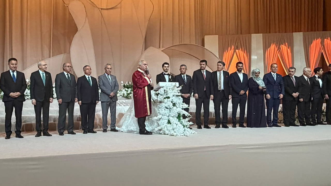 Davutoğlu'nun oğlu nikâhında siyasetçiler bir araya geldi