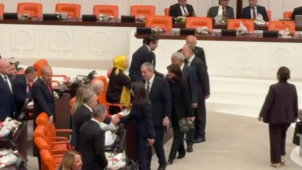 DEM Partili Vekiller Bahçeli ile Tokalaşmak İçin Sıraya Girdi