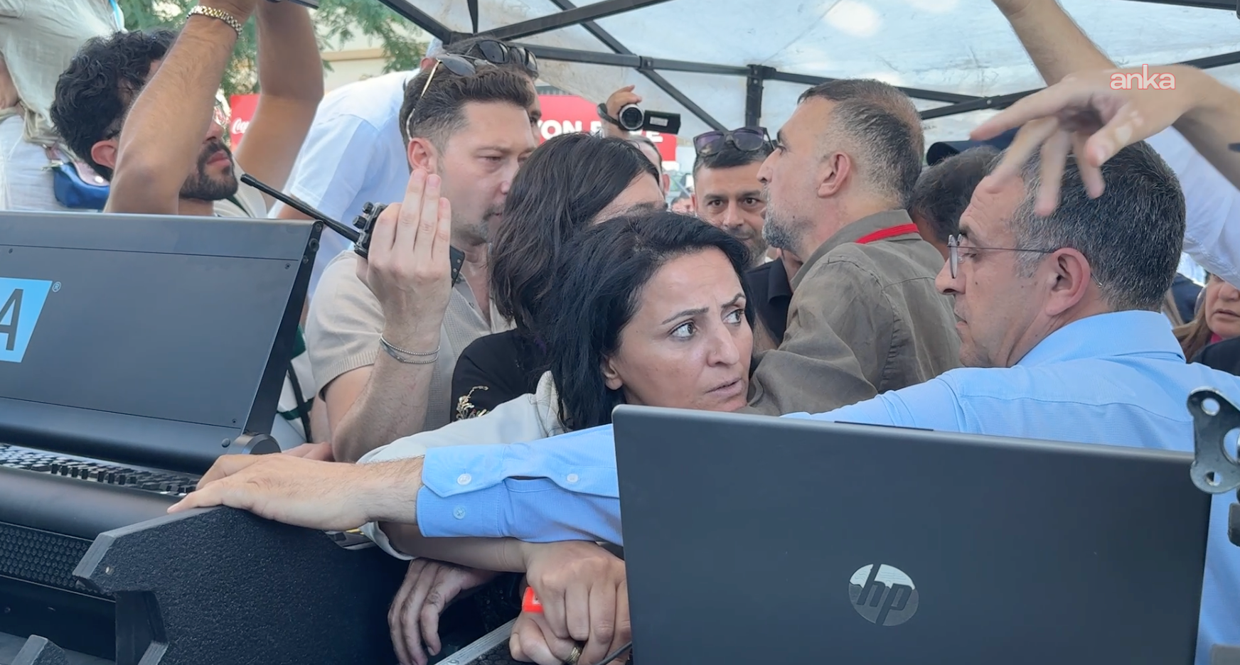 DEM Partili vekiller ile polis arasında flaş bellek gerginliği