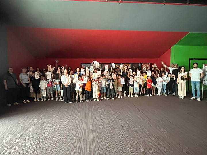 Denizli'de Çocuklara Sinema ve Yemek Keyfi