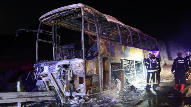 Denizli'de otobüs bariyere çarpıp yandı: 7 ölü, 30 yaralı