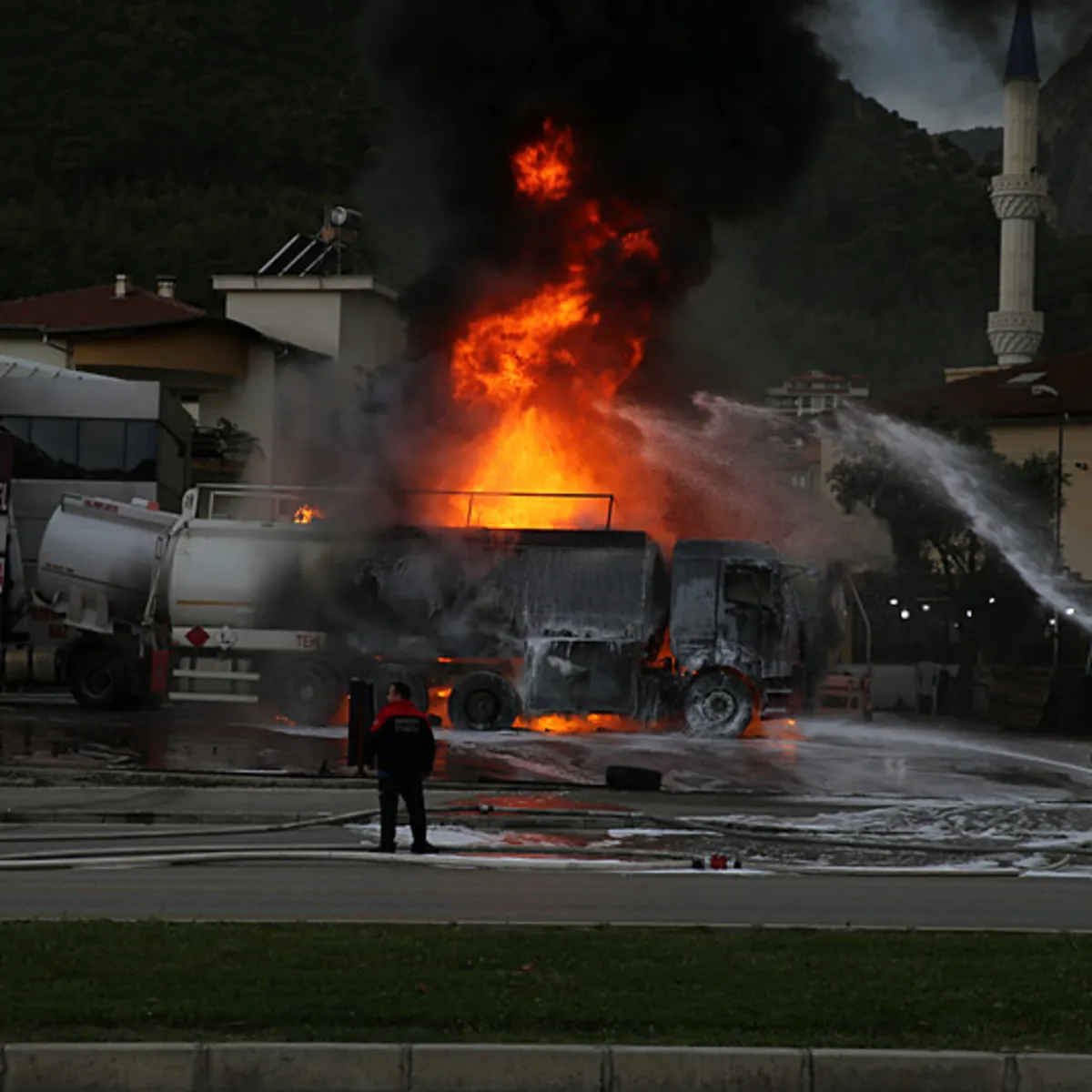 Denizli'de tanker patlaması: 1 ağır yaralı, yol çift yönlü kapalı