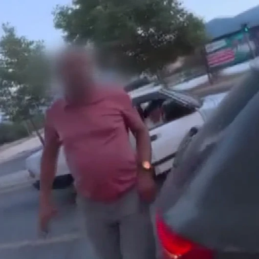 Denizli'de Trafikte Yol Kesme ve Darp Anları Kamerada