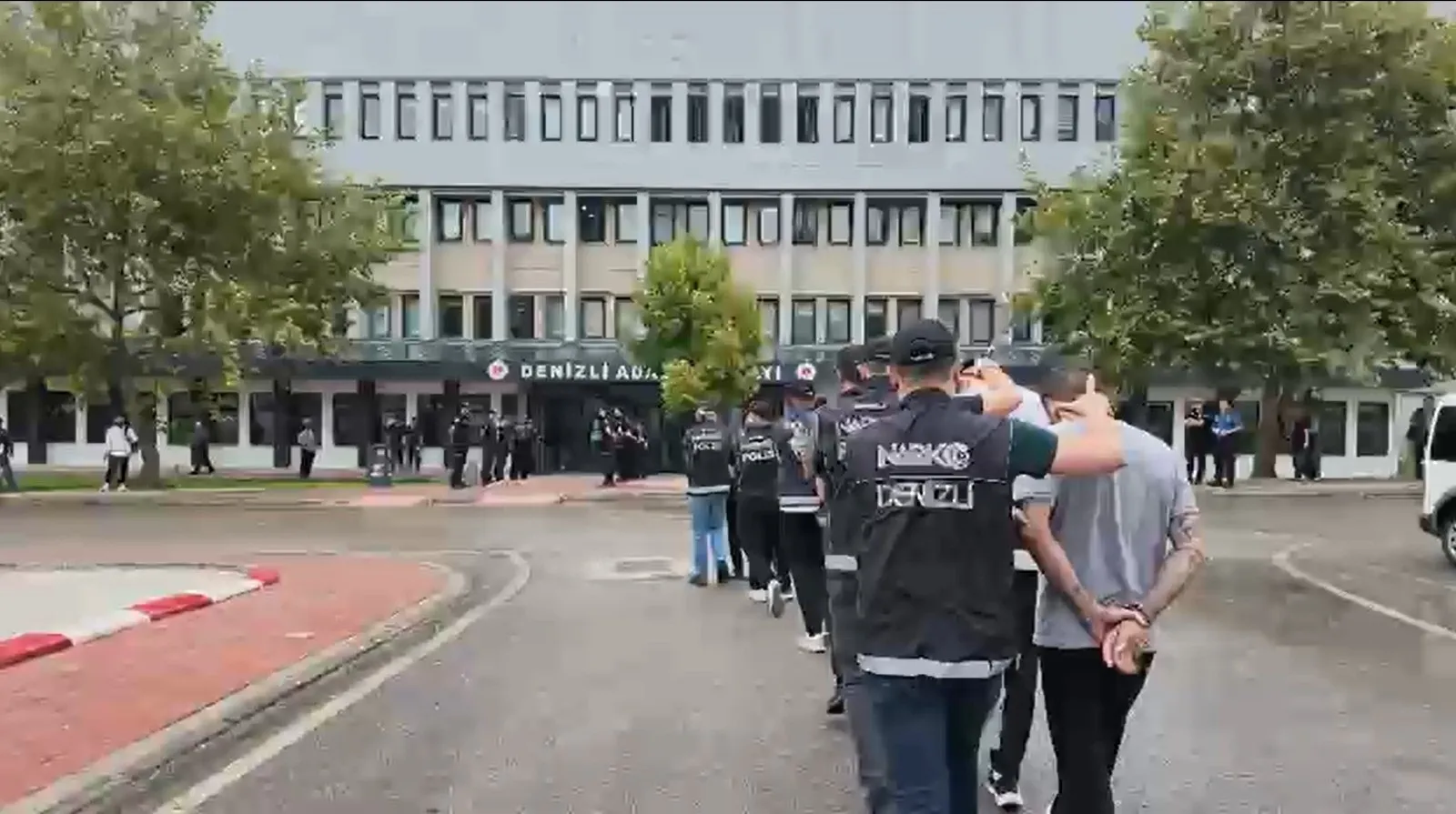 Denizli'de Uyuşturucu Operasyonu: 13 Gözaltı, 12 Tutuklama